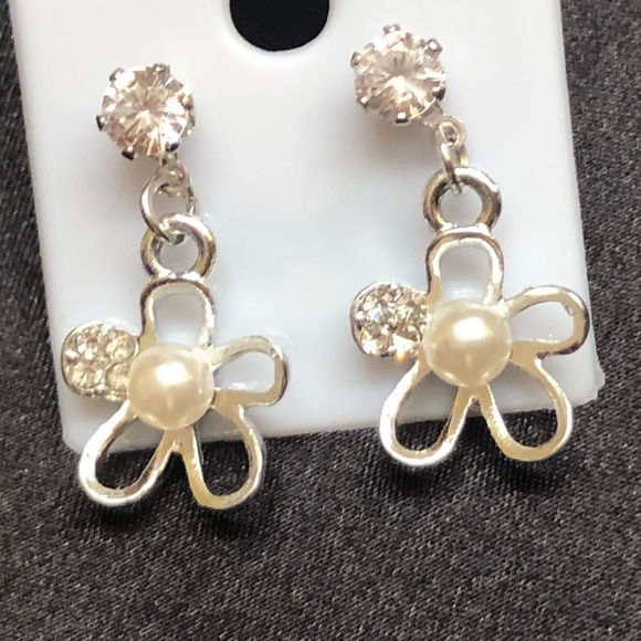 *6 for $10!* Silver Flower Gem Crystal Rhinestone Pearl Stud Dangle Earrings - Picture 2 of 7